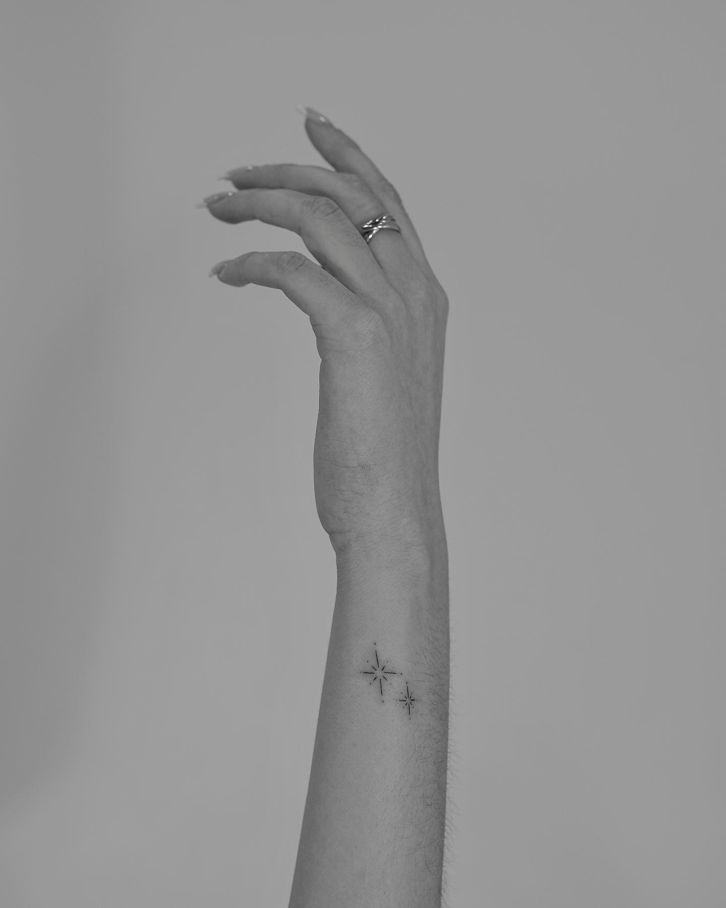 Tatuaje de estrella en antebrazo, línea fina Sinkply Madrid