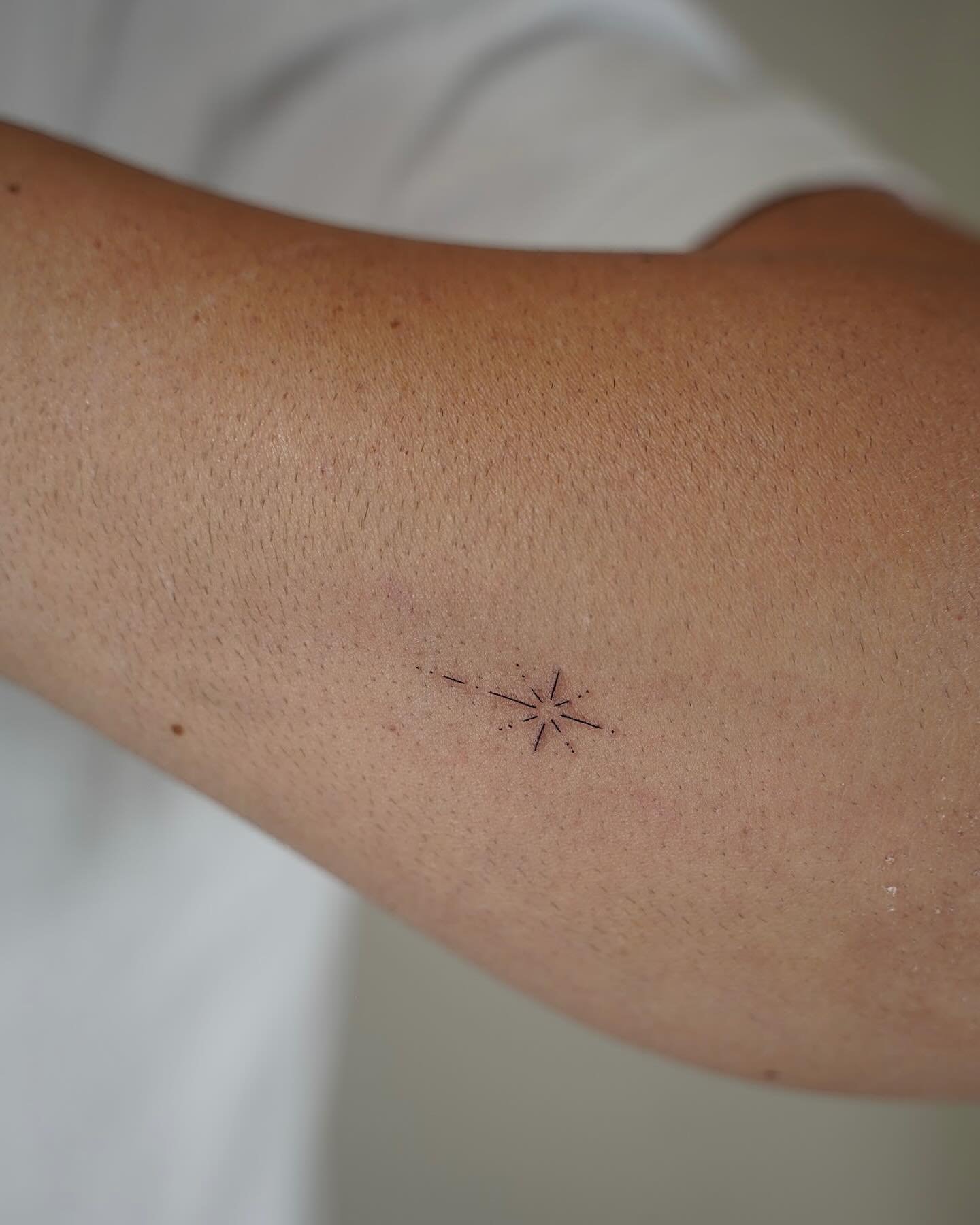 Tatuaje de estrella en antebrazo, línea fina Sinkply Madrid