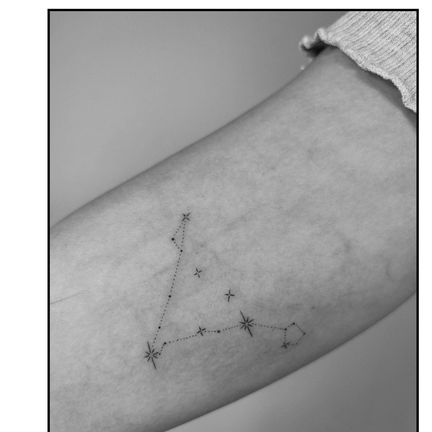 Tatuaje de estrella en antebrazo, línea fina Sinkply Madrid
