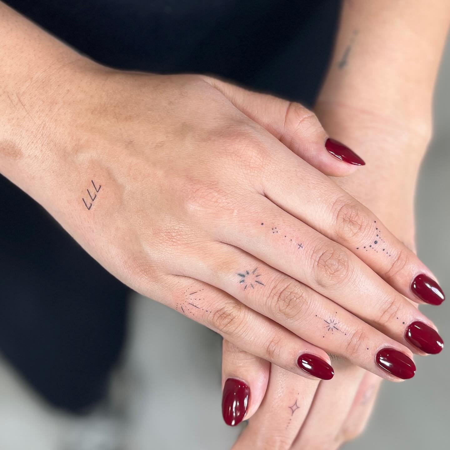 Tatuaje de estrella en antebrazo, línea fina Sinkply Madrid