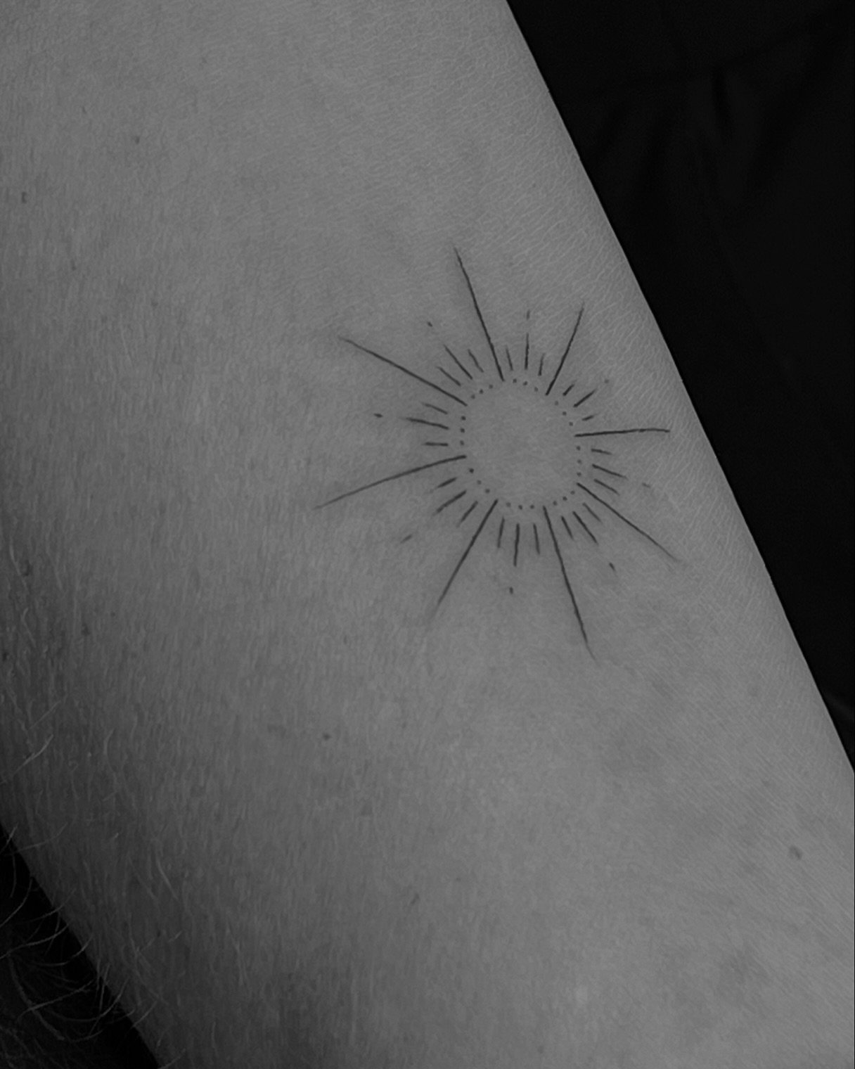 Tatuaje de estrella en antebrazo, línea fina Sinkply Madrid