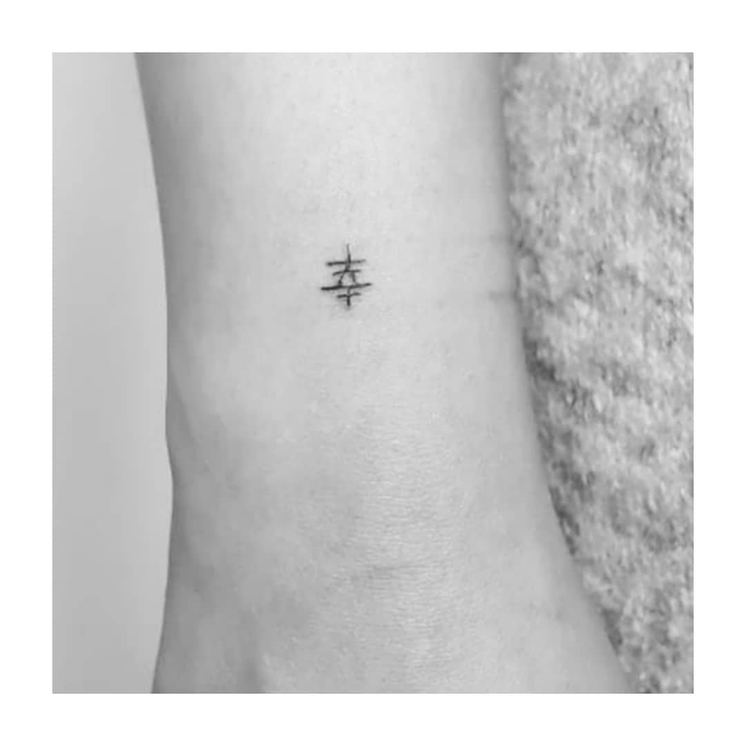 Tatuaje de estrella en antebrazo, línea fina Sinkply Madrid