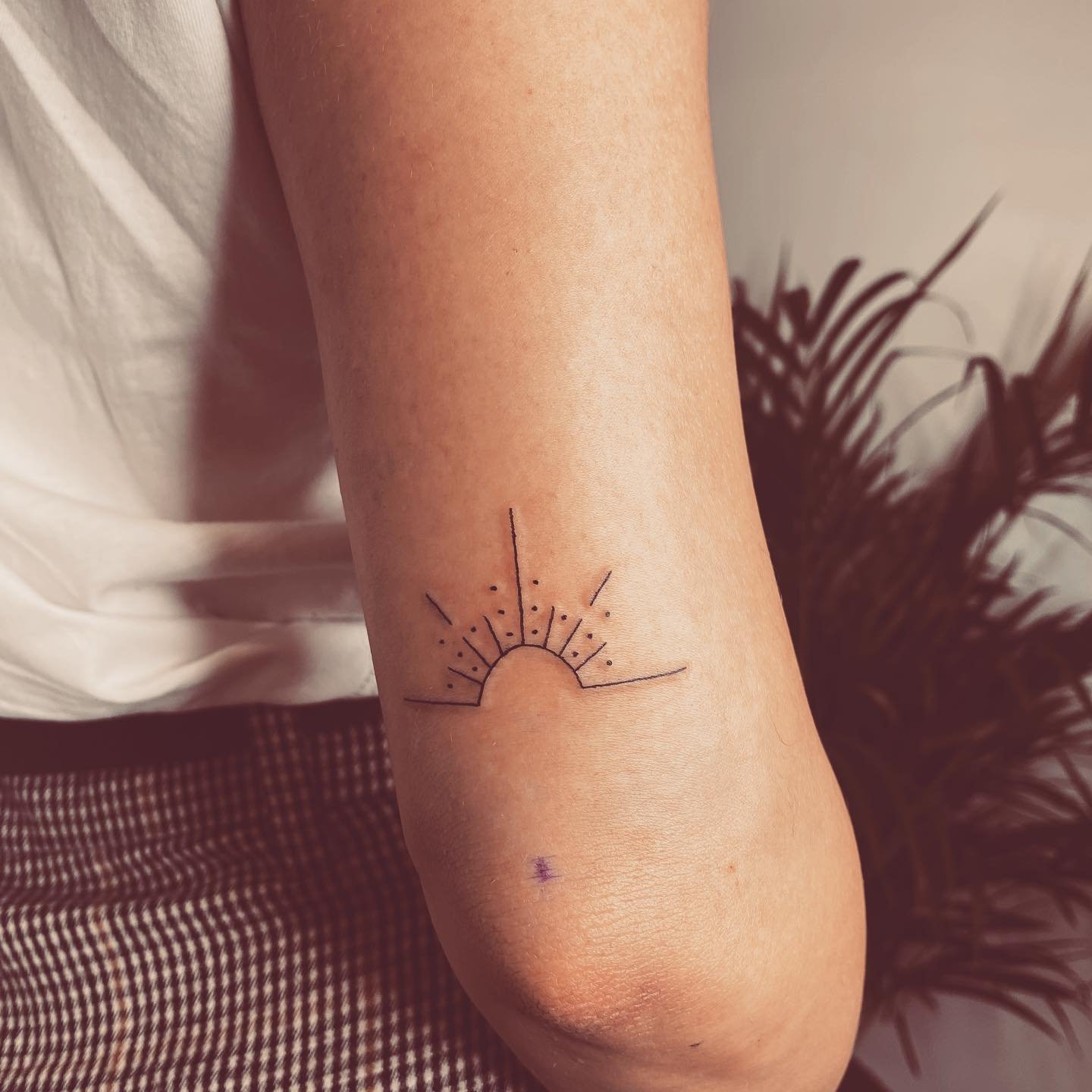 Tatuaje de estrella en antebrazo, línea fina Sinkply Madrid