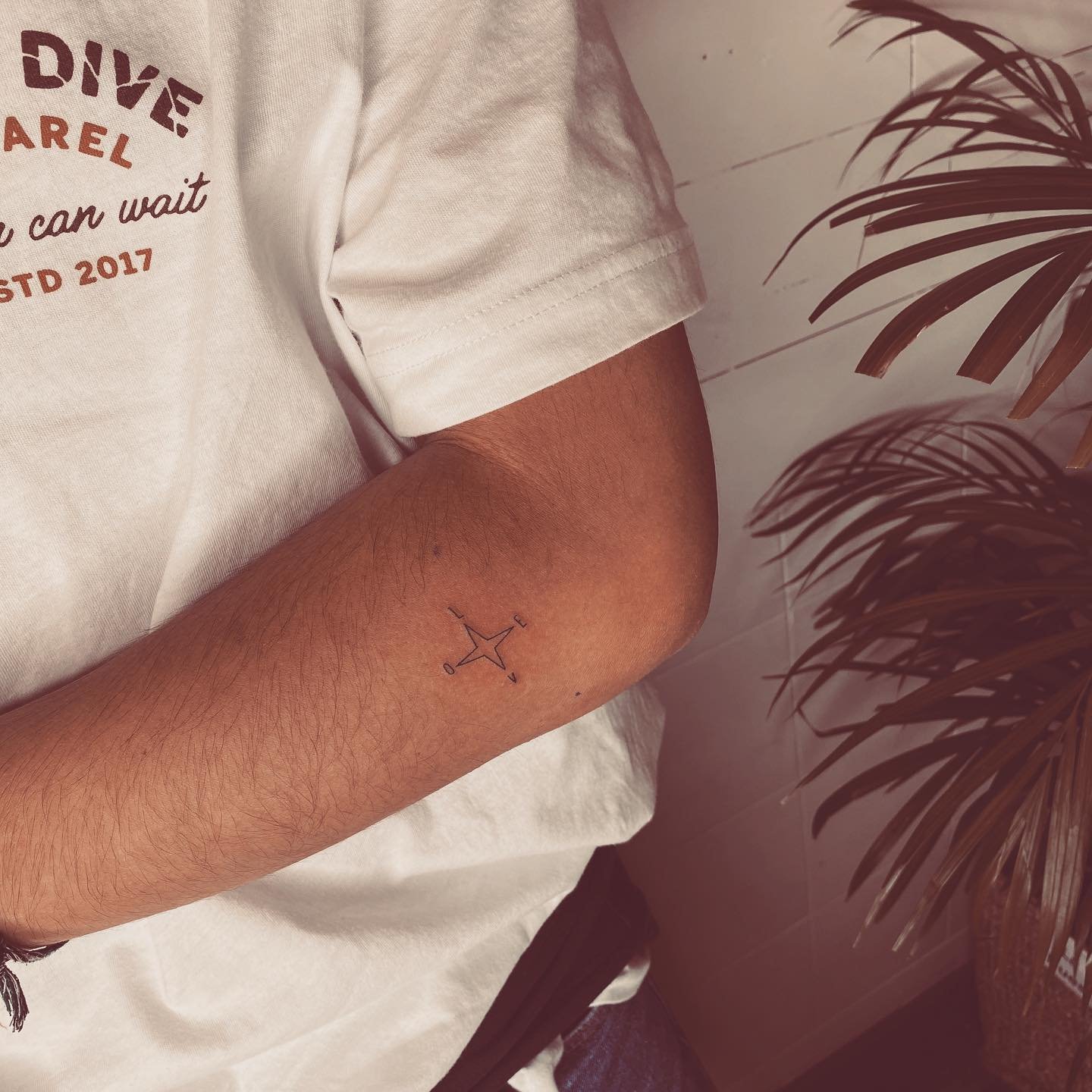 Tatuaje de estrella en antebrazo, línea fina Sinkply Madrid