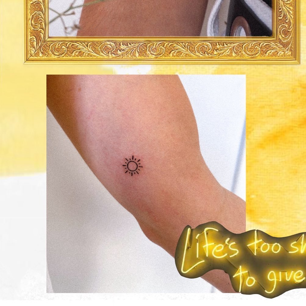 Tatuaje de estrella en antebrazo, línea fina Sinkply Madrid