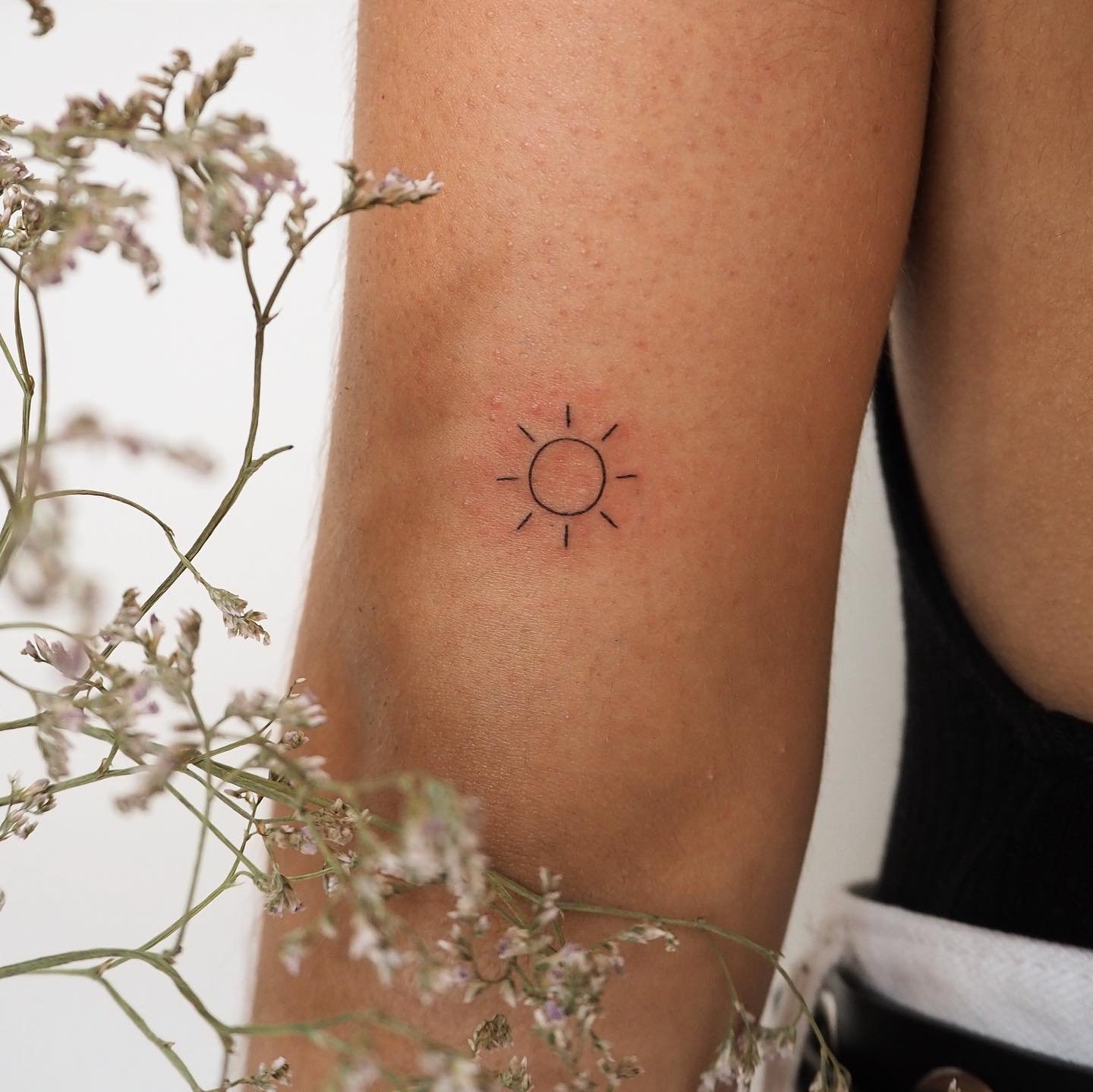 Tatuaje de estrella en antebrazo, línea fina Sinkply Madrid