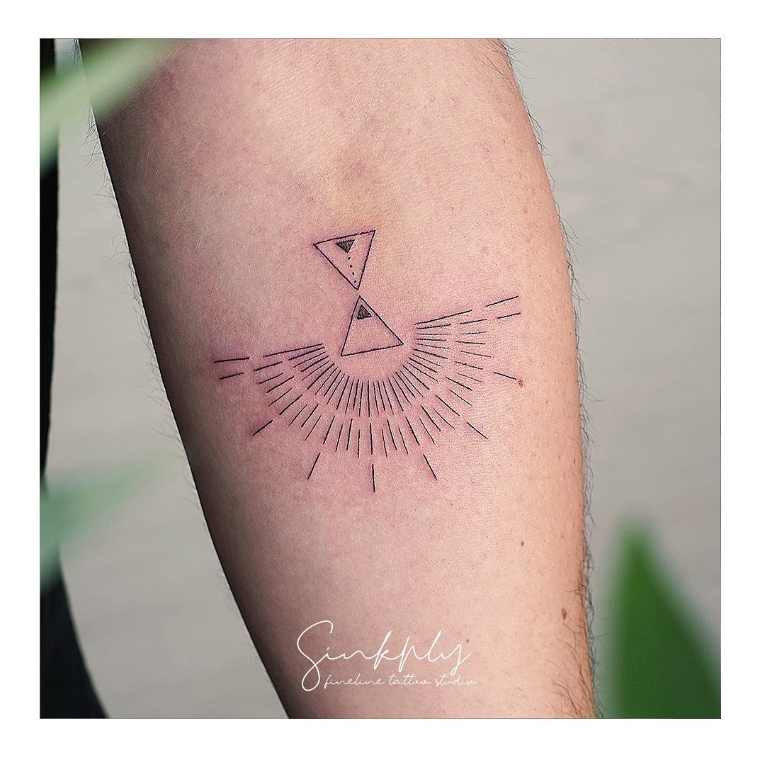 Tatuaje de estrella en antebrazo, línea fina Sinkply Madrid