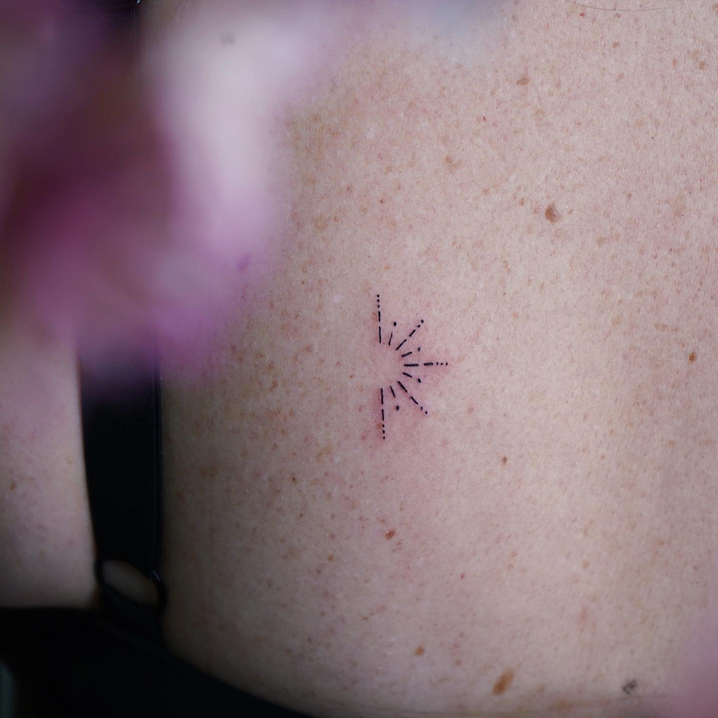 Tatuaje de estrella en antebrazo, línea fina Sinkply Madrid