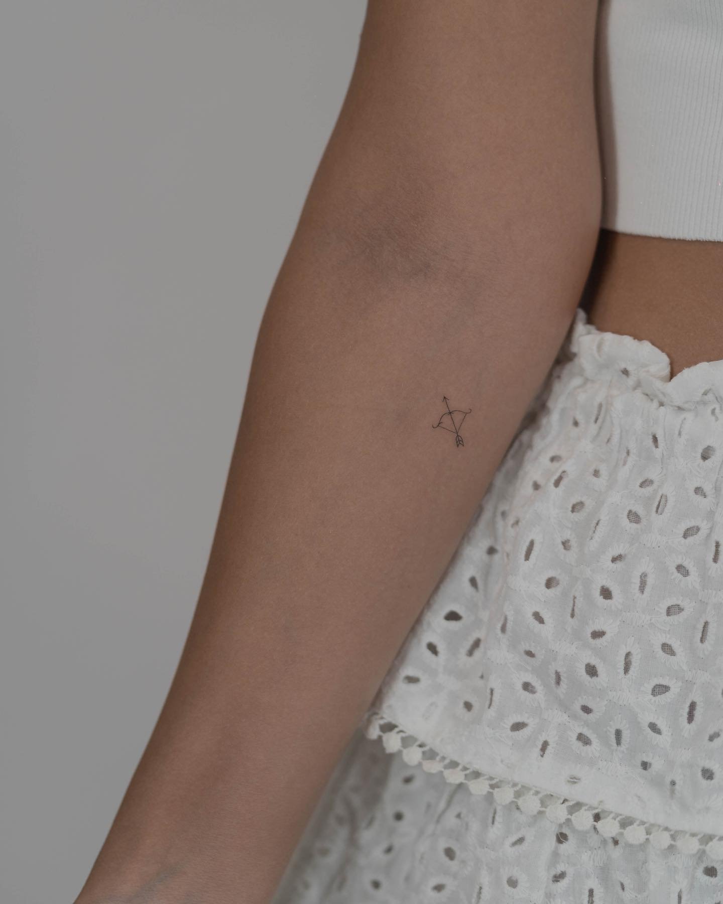 Tatuaje de estrella en antebrazo, línea fina Sinkply Madrid