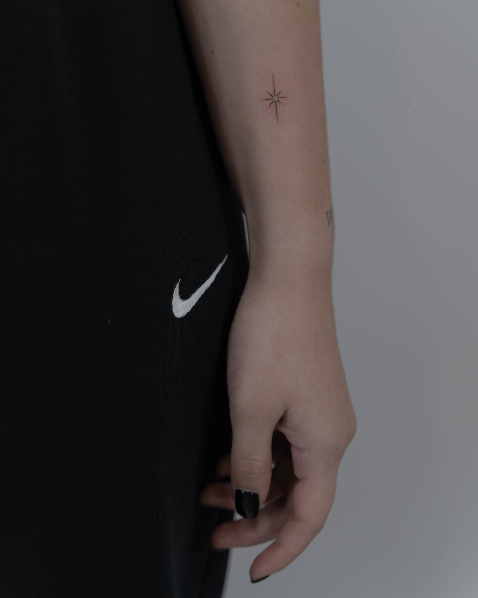 Tatuaje de estrella en antebrazo, línea fina Sinkply Madrid