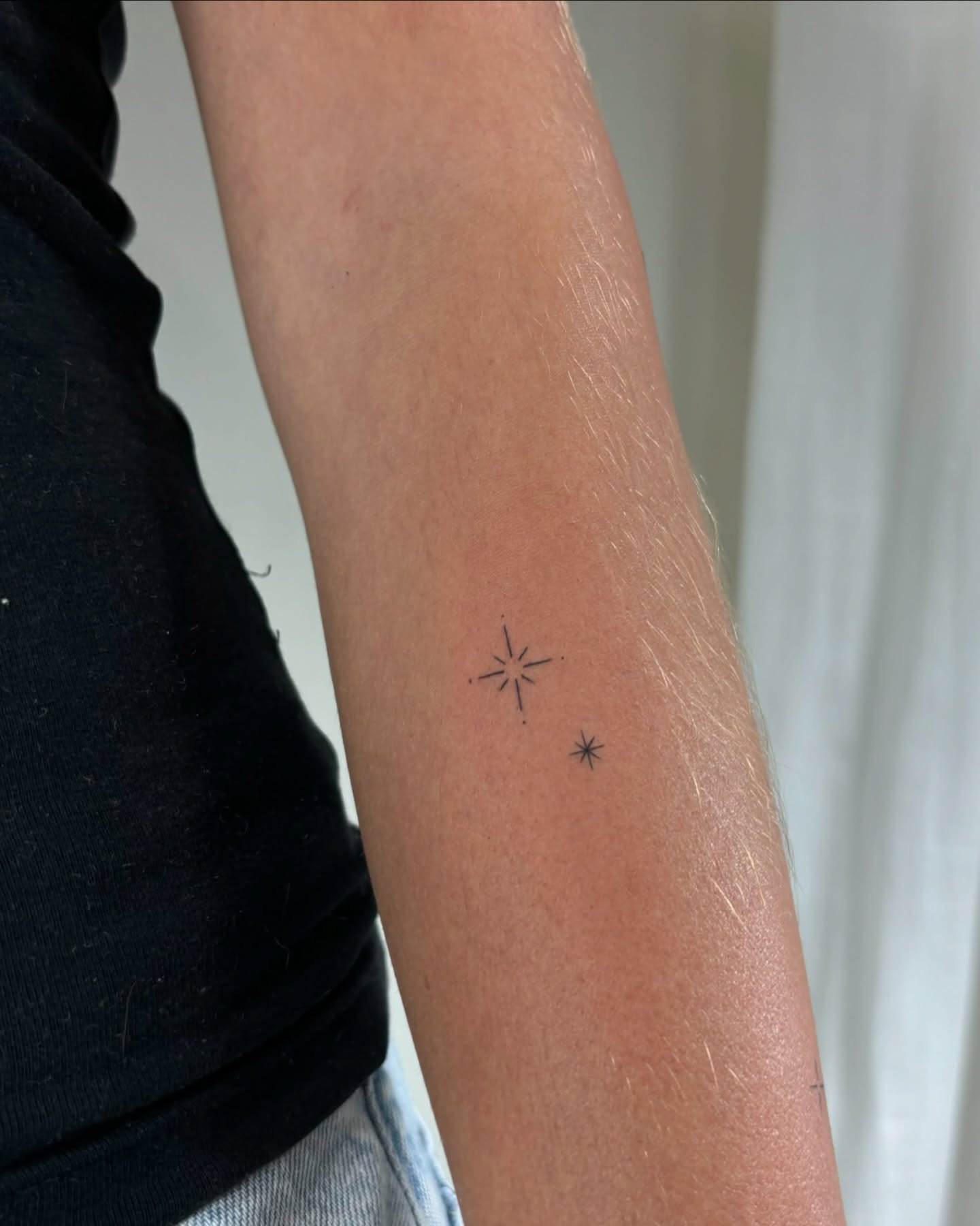 Tatuaje de estrella en antebrazo, línea fina Sinkply Madrid