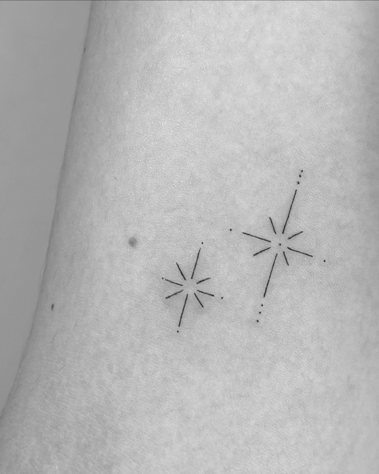 Tatuaje de estrella en antebrazo, línea fina Sinkply Madrid