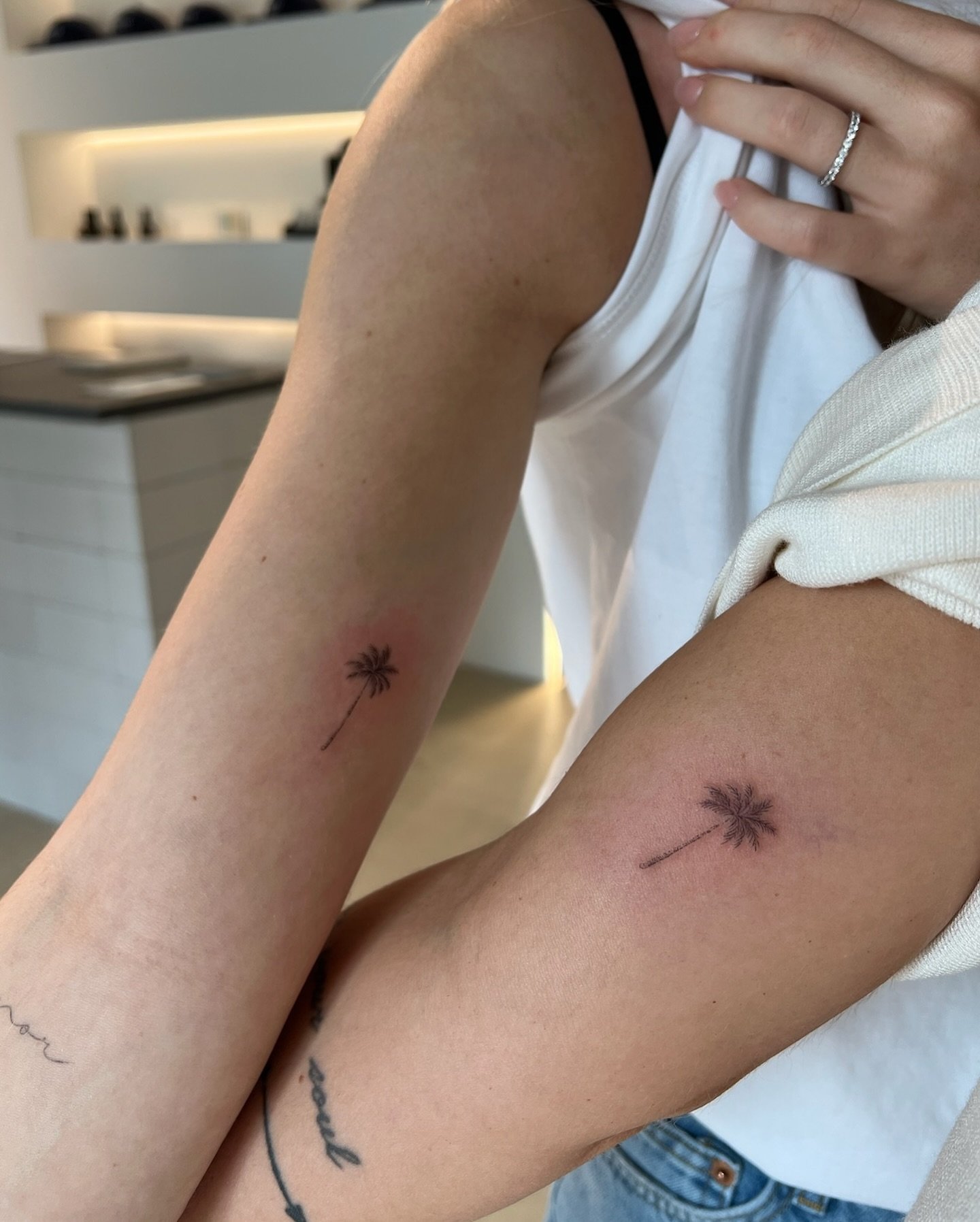 Tatuaje de estrella en antebrazo, línea fina Sinkply Madrid
