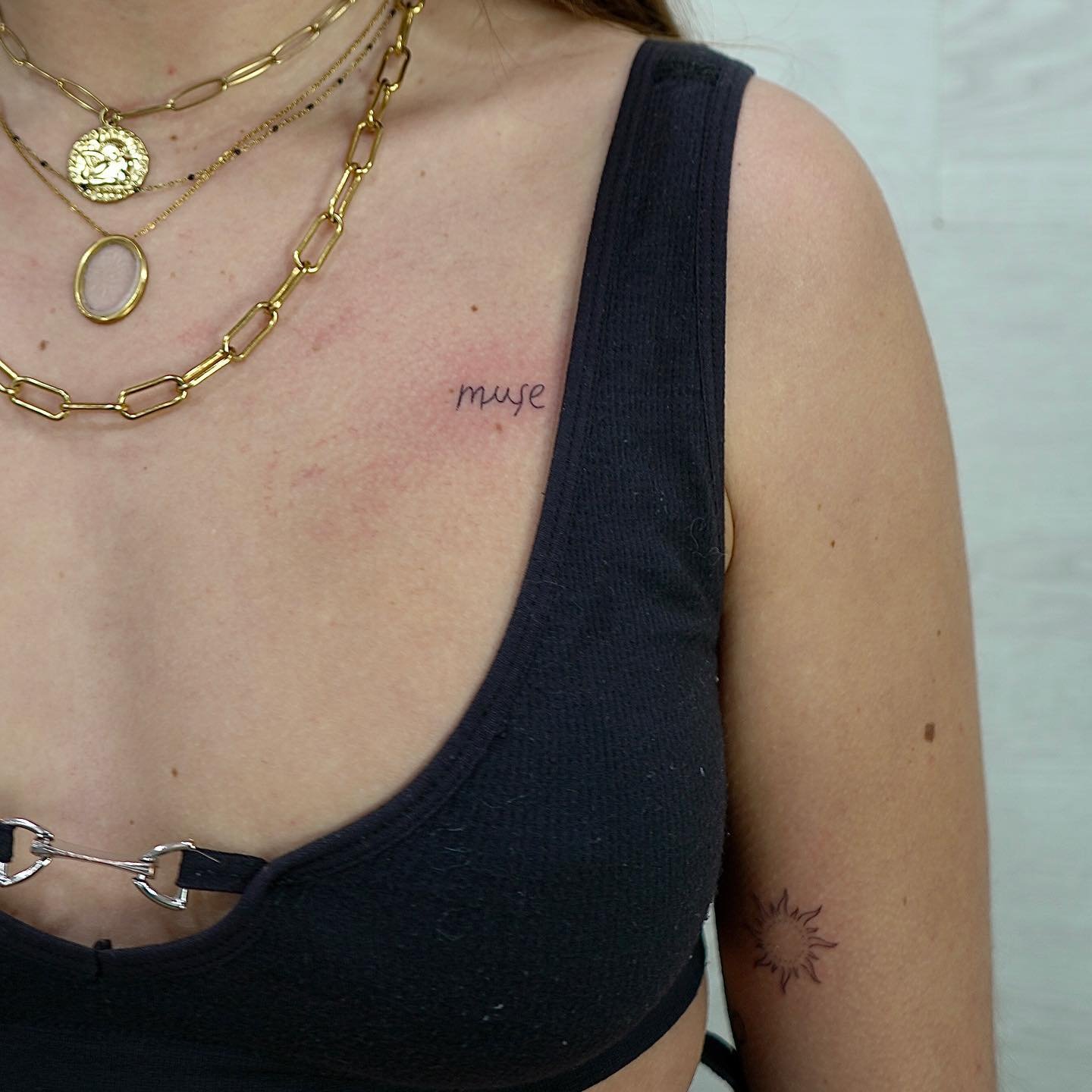 Tatuaje de estrella en brazo, línea fina Sinkply Madrid
