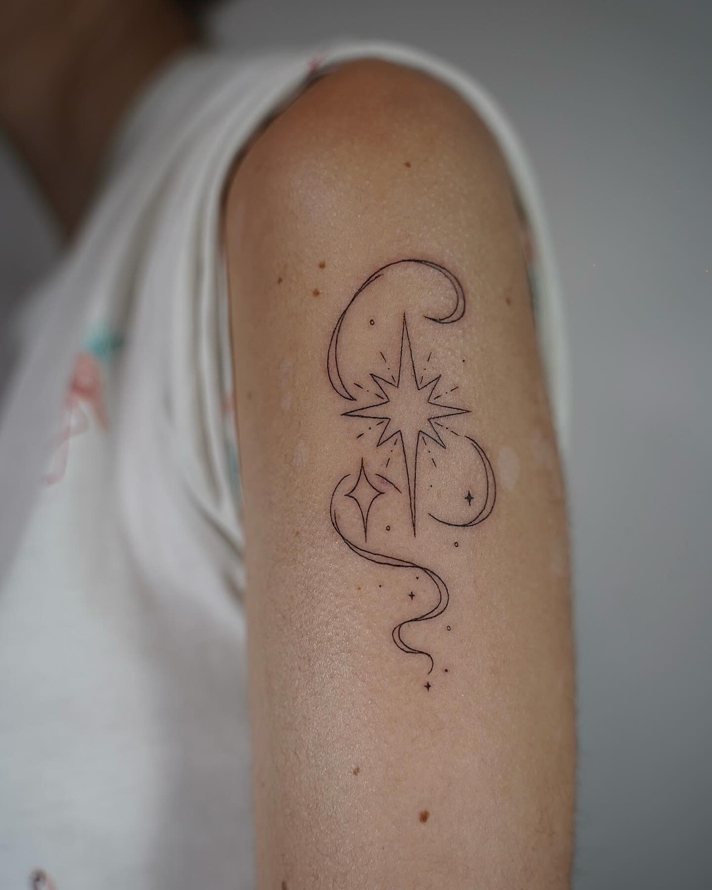 Tatuaje de estrella en brazo, línea fina Sinkply Madrid