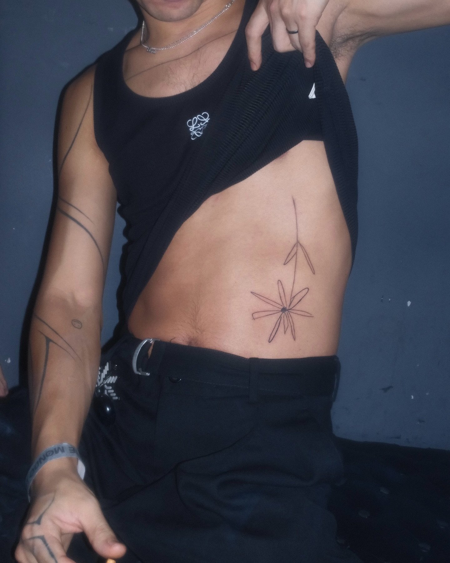 Tatuaje de estrella en brazo, línea fina Sinkply Madrid