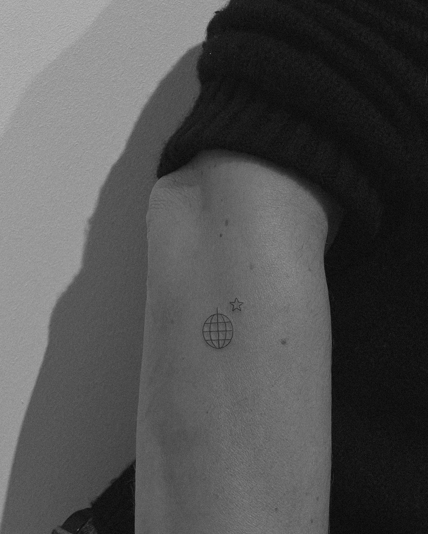 Tatuaje de estrella en brazo, línea fina Sinkply Madrid