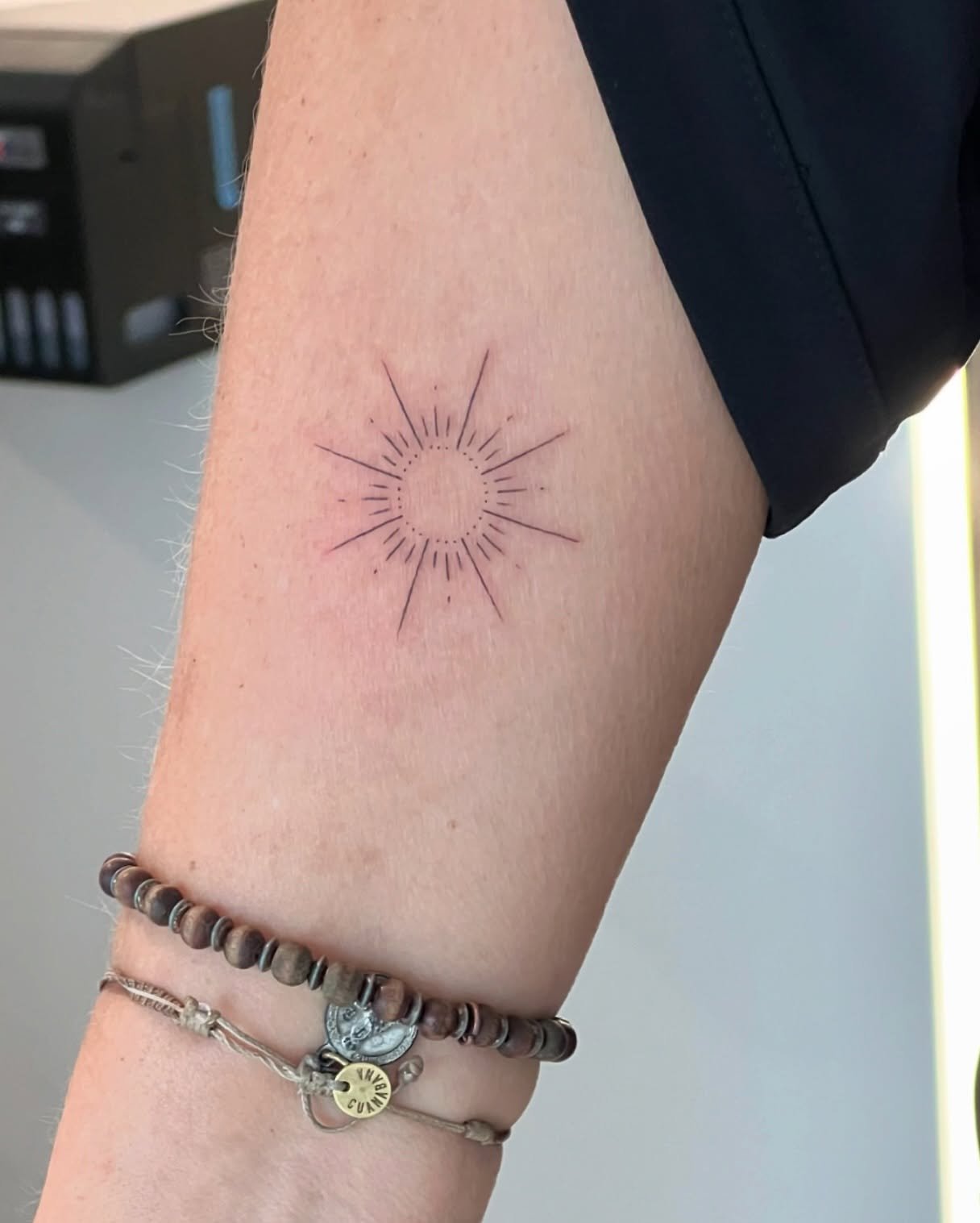 Tatuaje de estrella en brazo, línea fina Sinkply Madrid