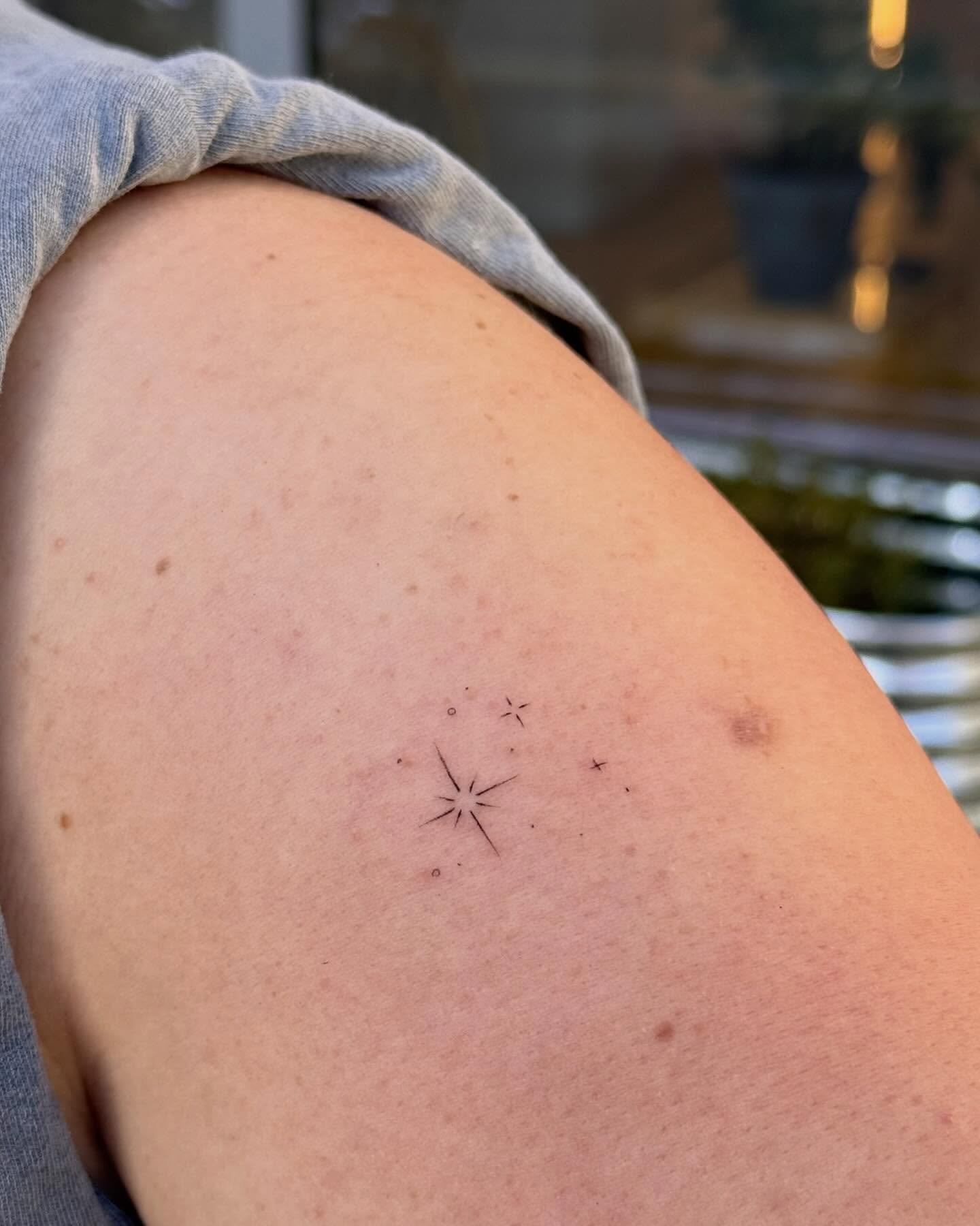 Tatuaje de estrella en brazo, línea fina Sinkply Madrid
