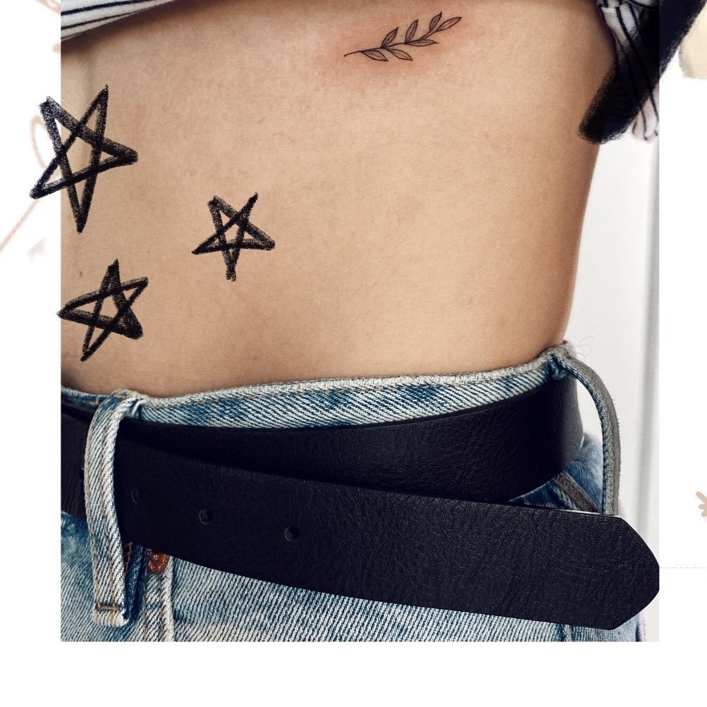 Tatuaje de estrella en costilla, línea fina Sinkply Madrid