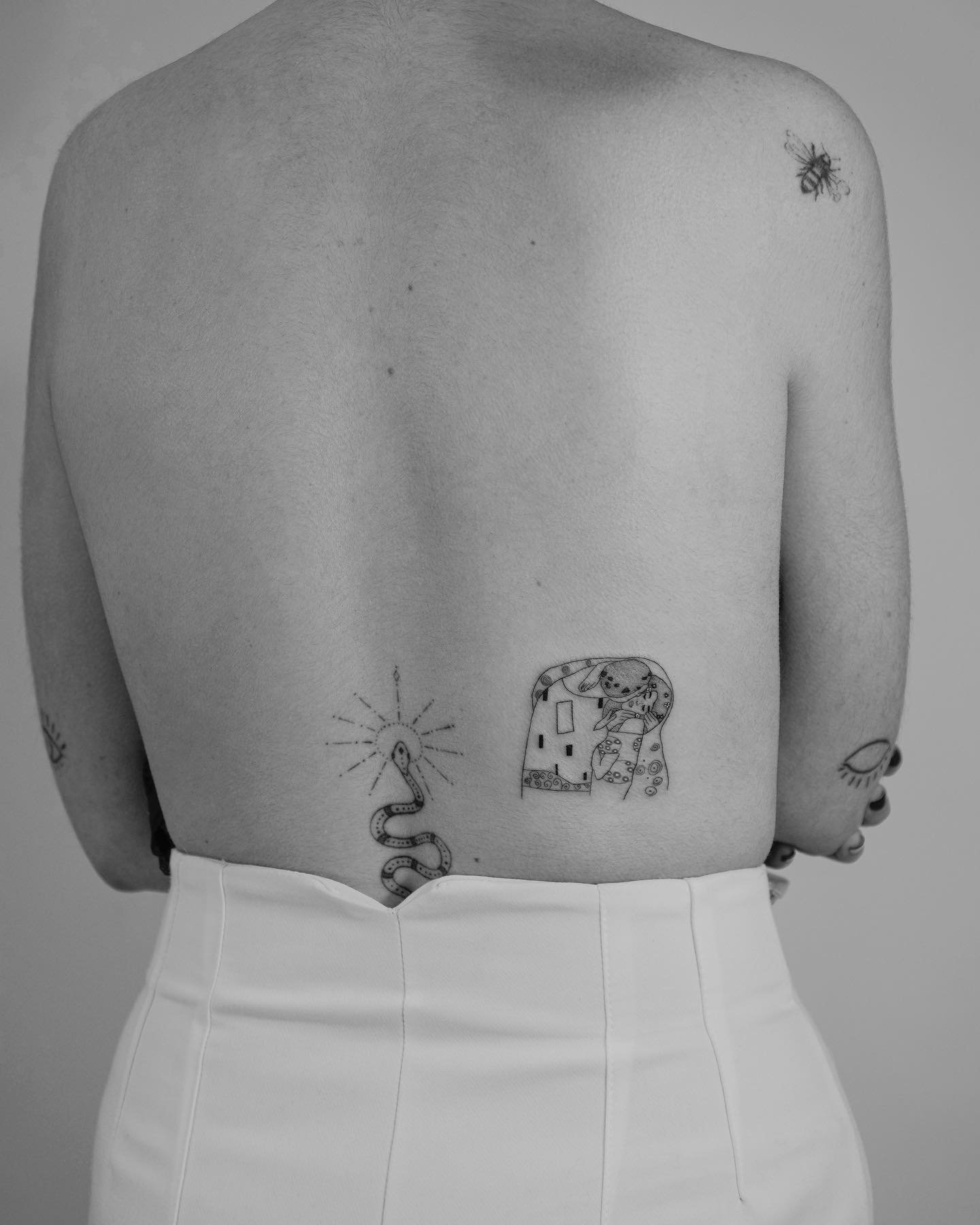 Tatuaje de estrella en costilla, línea fina Sinkply Madrid