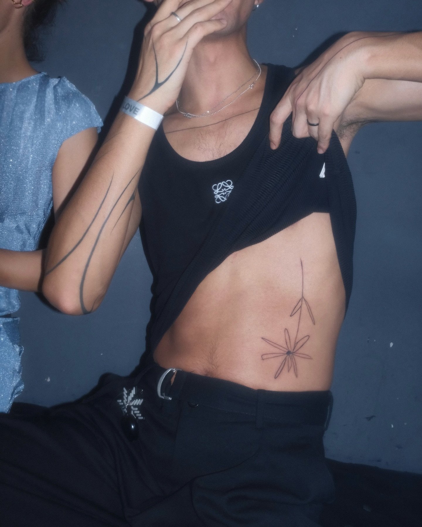 Tatuaje de estrella en costilla, línea fina Sinkply Madrid