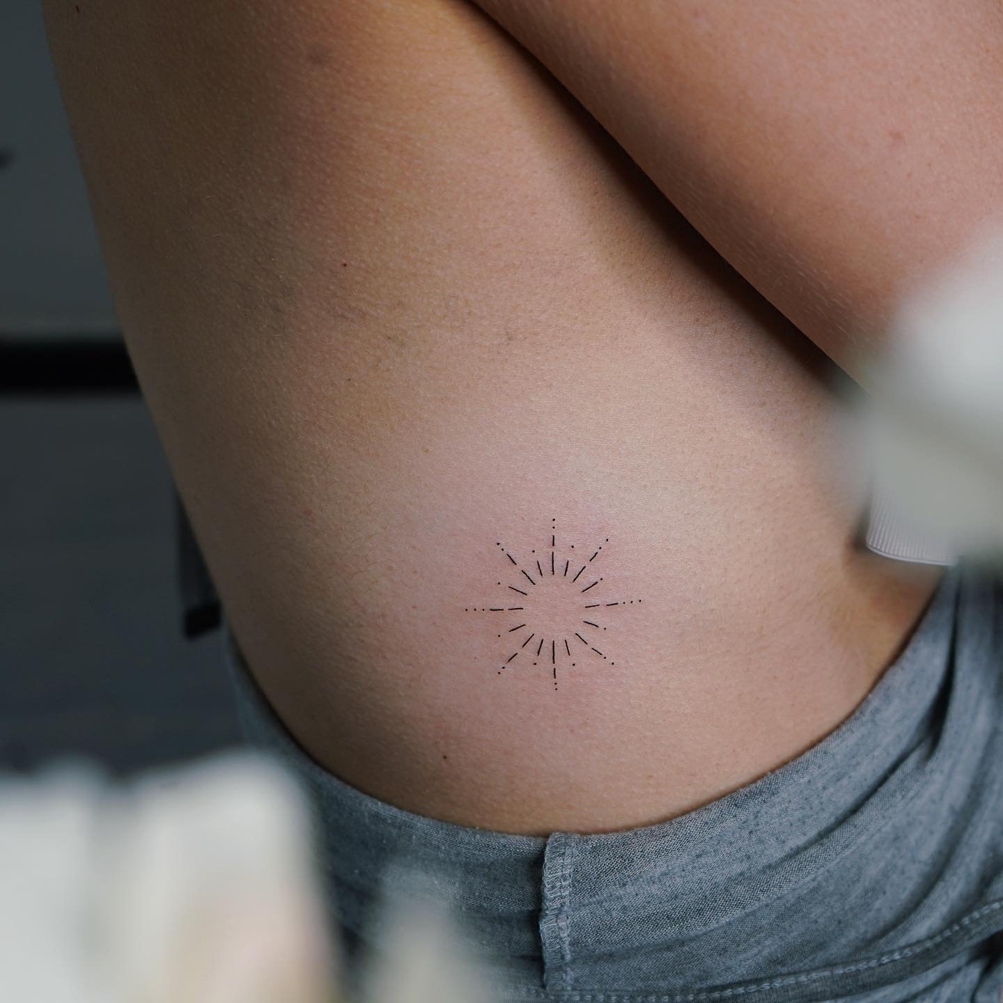 Tatuaje de estrella en costilla, línea fina Sinkply Madrid