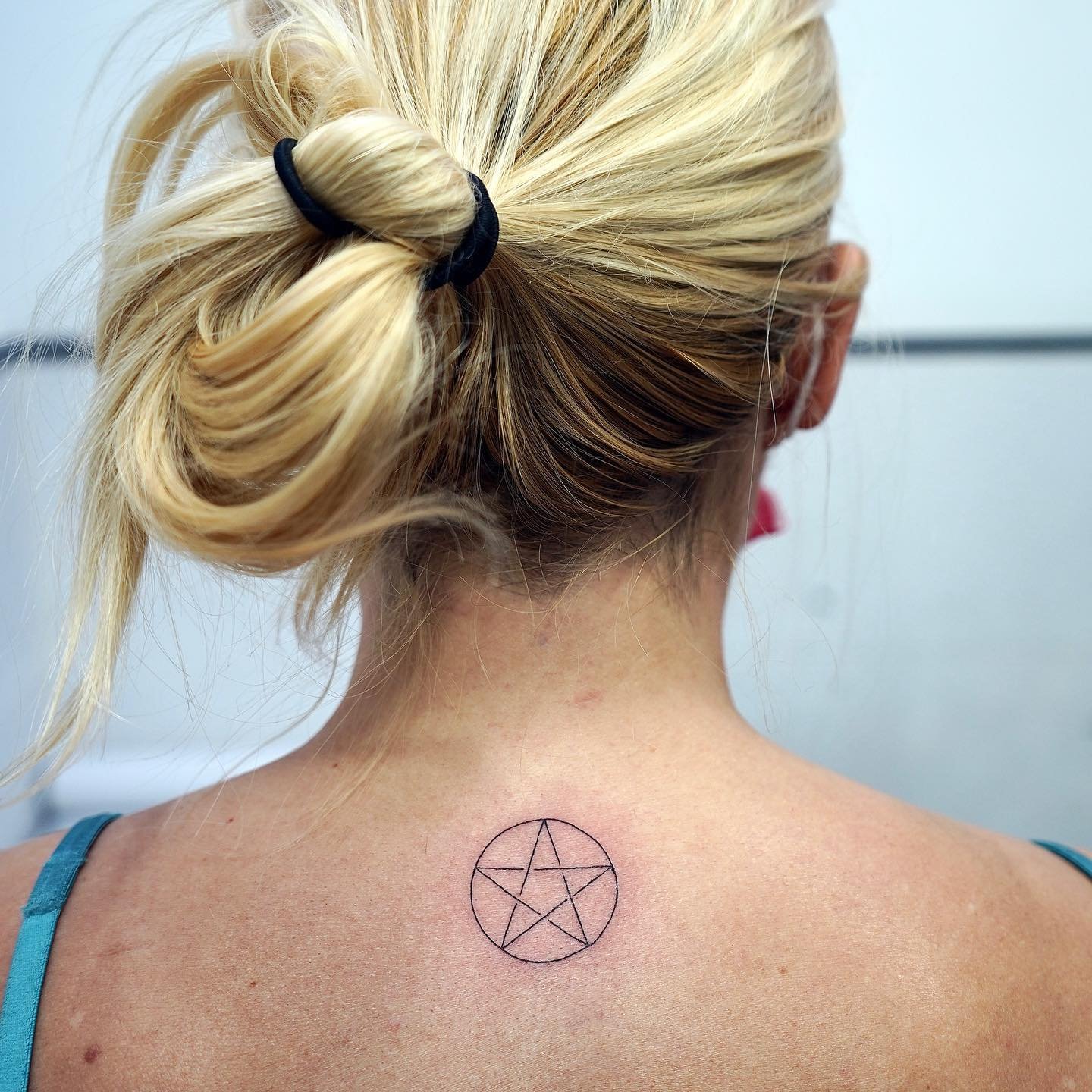 Tatuaje de estrella en espalda, línea fina Sinkply Madrid