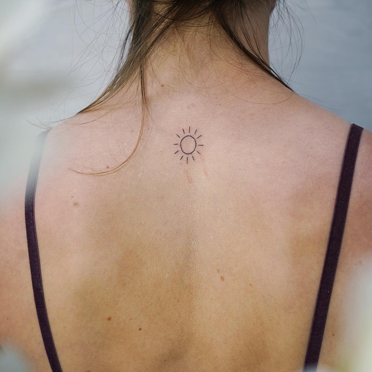 Tatuaje de estrella en espalda, línea fina Sinkply Madrid