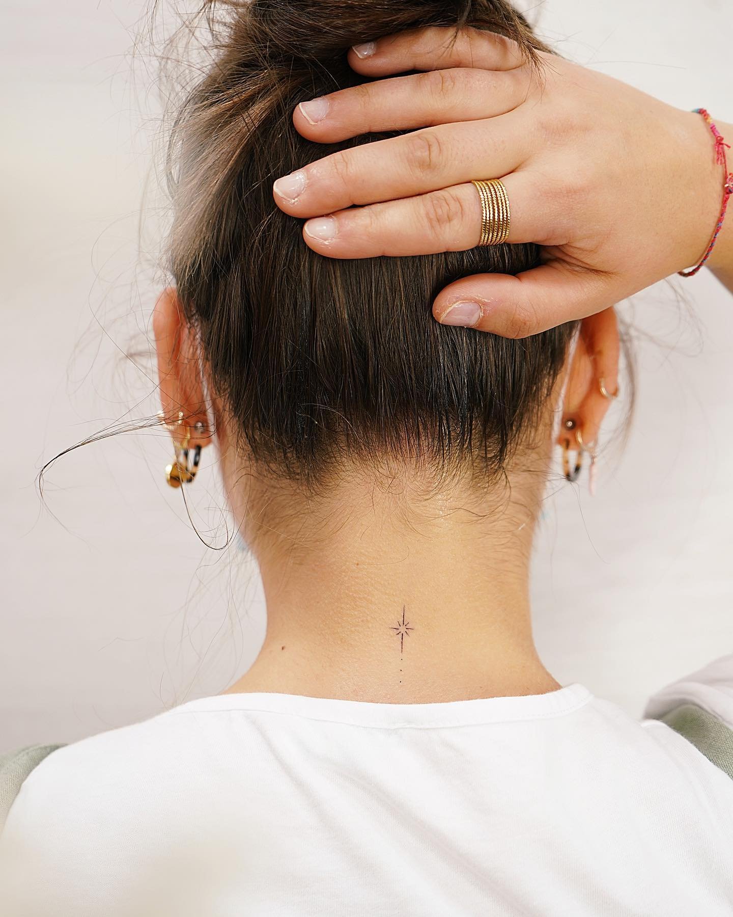Tatuaje de estrella en espalda, línea fina Sinkply Madrid