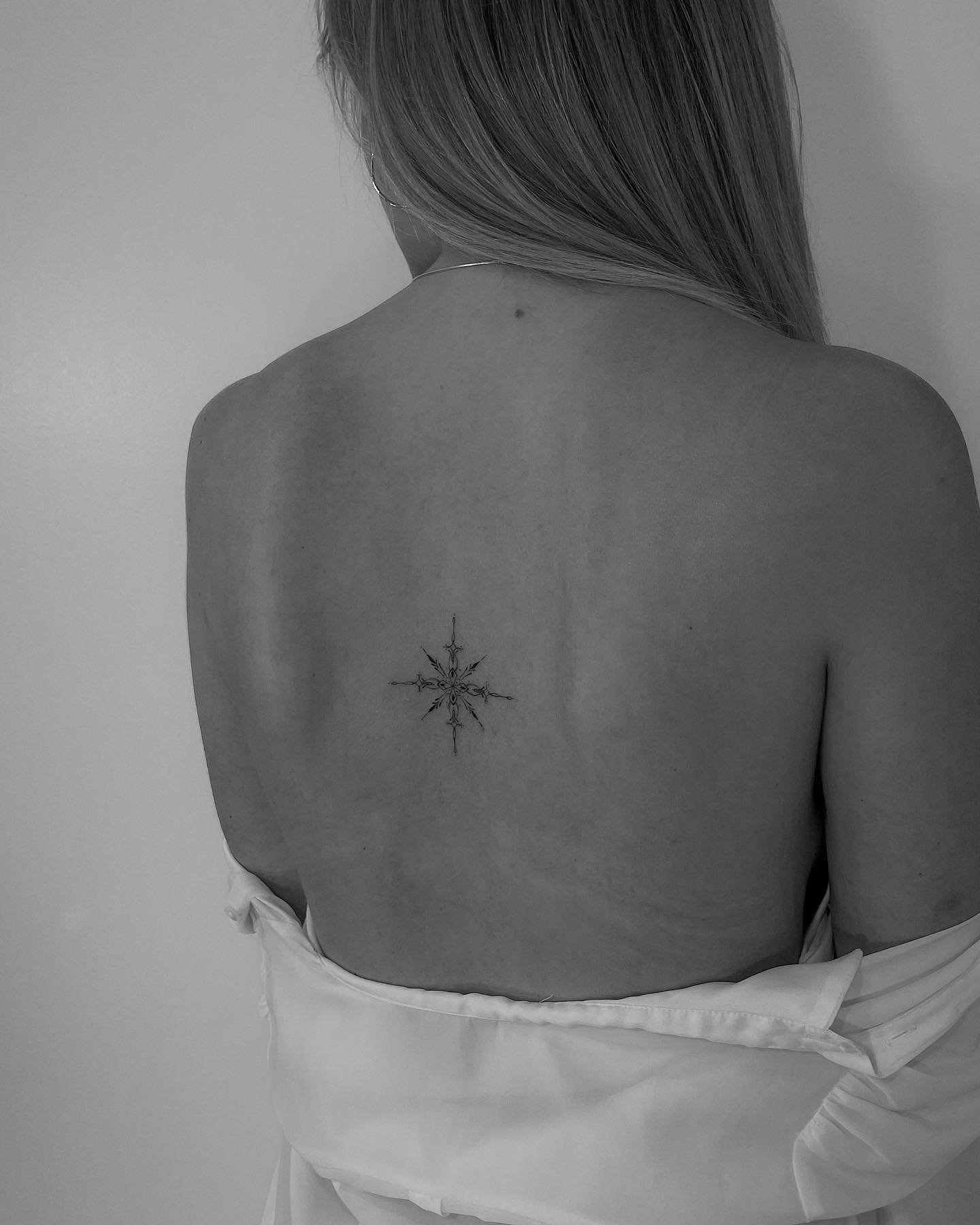 Tatuaje de estrella en espalda, línea fina Sinkply Madrid