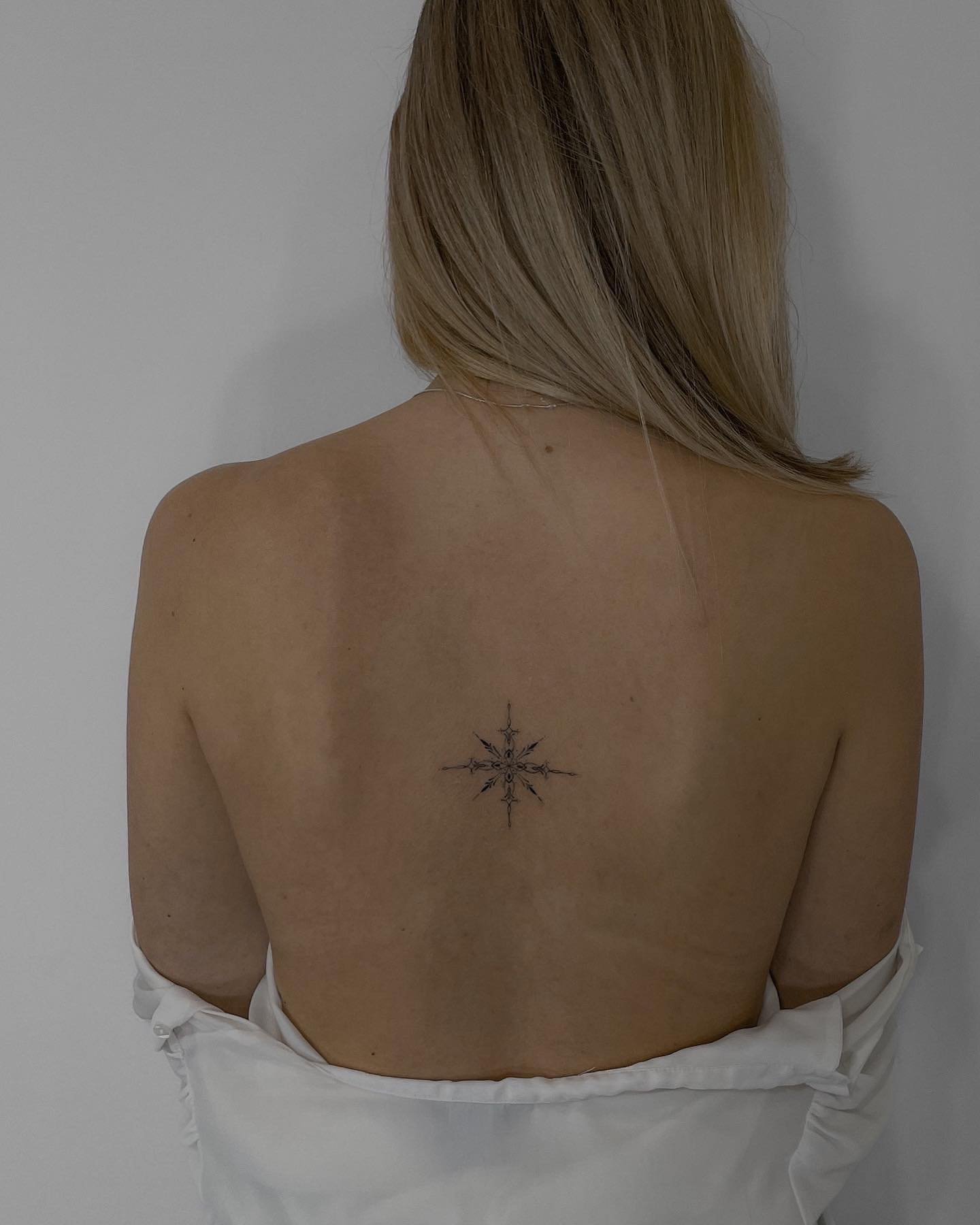 Tatuaje de estrella en espalda, línea fina Sinkply Madrid