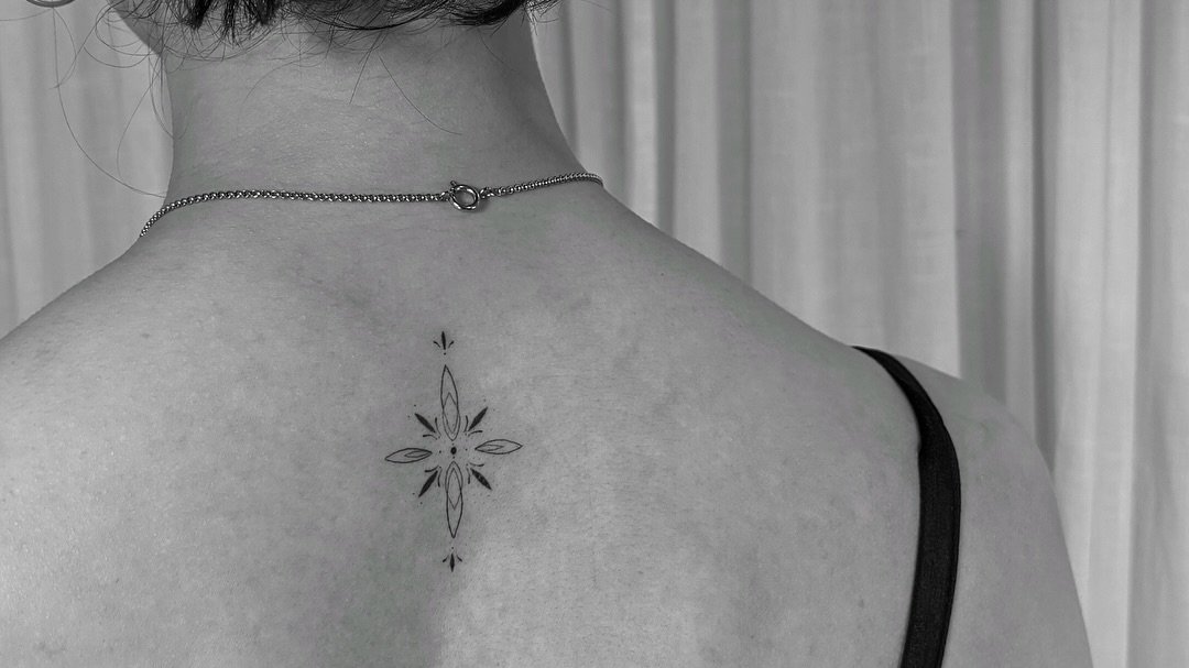 Tatuaje de estrella en espalda, línea fina Sinkply Madrid