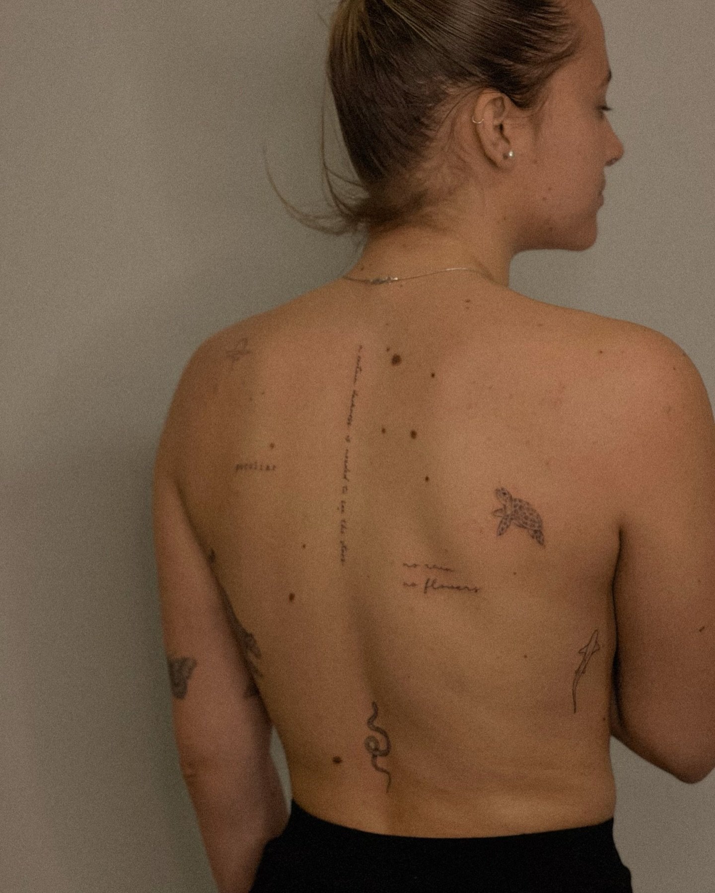 Tatuaje de estrella en espalda, línea fina Sinkply Madrid