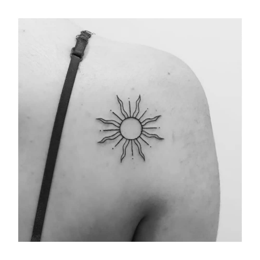 Tatuaje de estrella en hombro, línea fina Sinkply Madrid