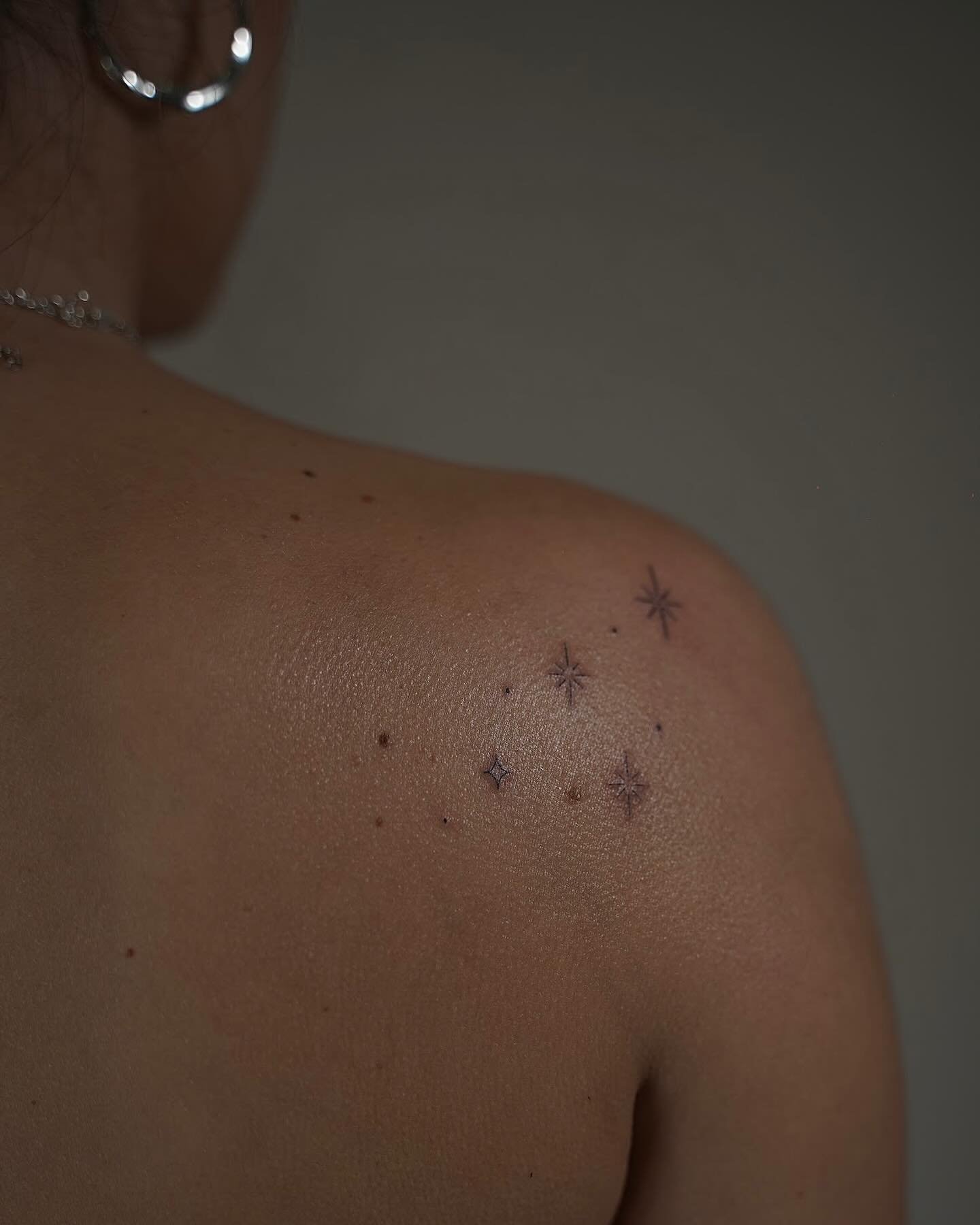 Tatuaje de estrella en hombro, línea fina Sinkply Madrid