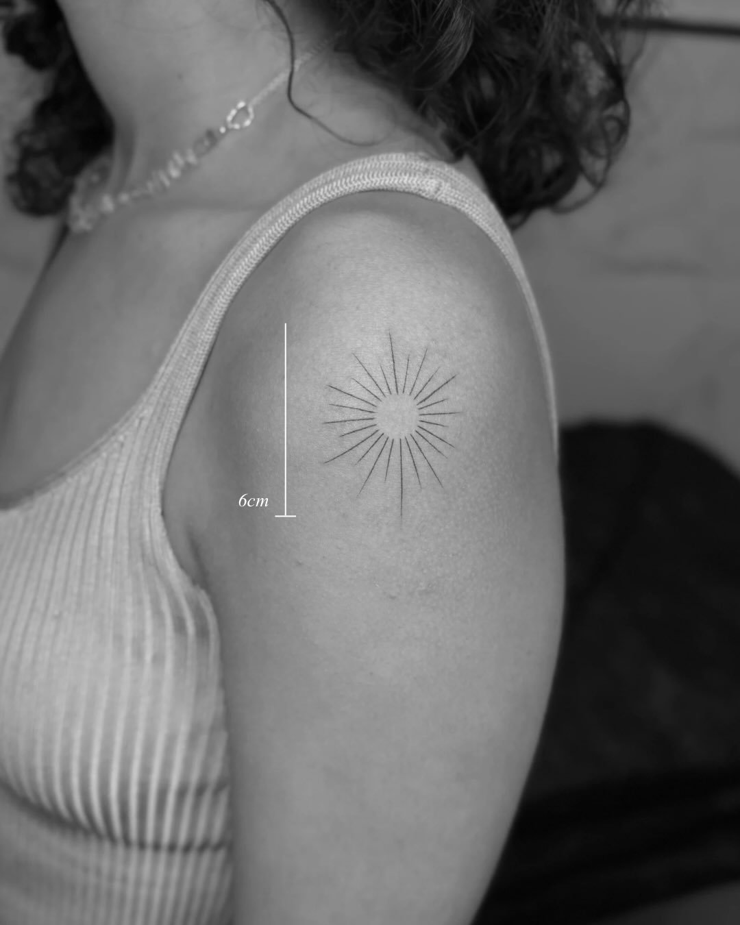 Tatuaje de estrella en hombro, línea fina Sinkply Madrid