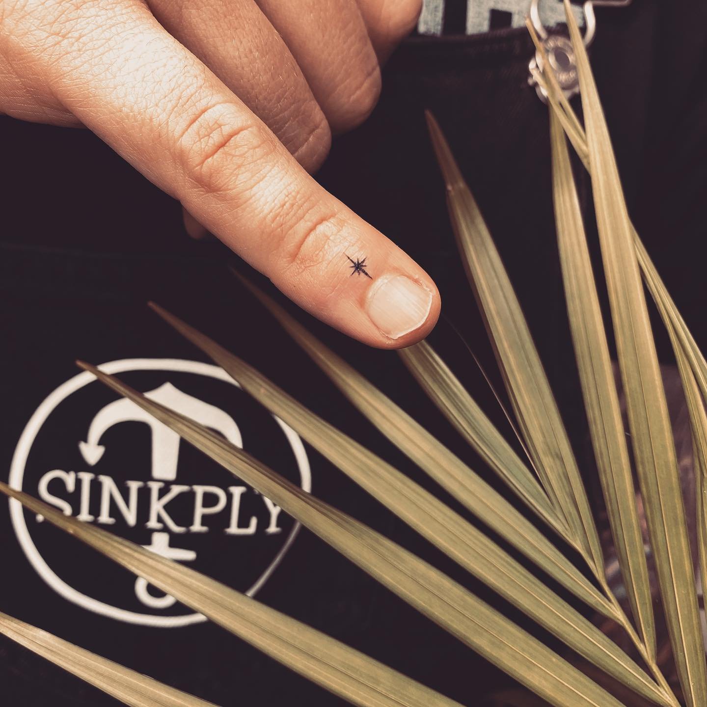 Tatuaje de estrella en mano, línea fina Sinkply Madrid