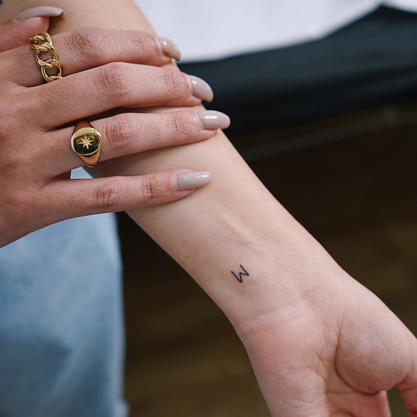 Tatuaje de estrella en mano, línea fina Sinkply Madrid