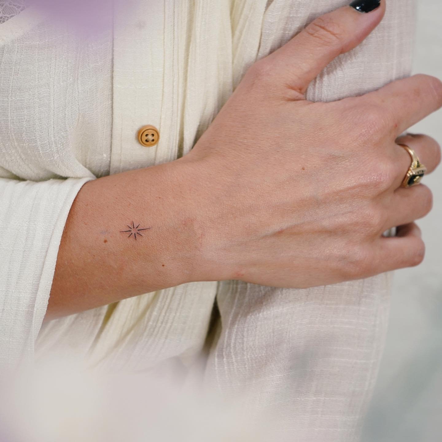 Tatuaje de estrella en mano, línea fina Sinkply Madrid