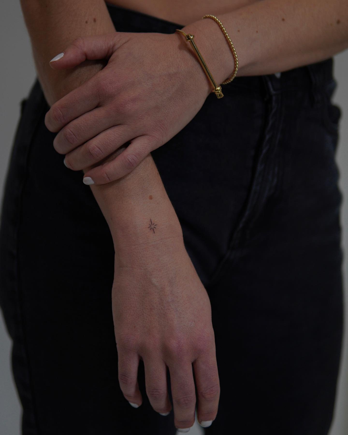 Tatuaje de estrella en mano, línea fina Sinkply Madrid
