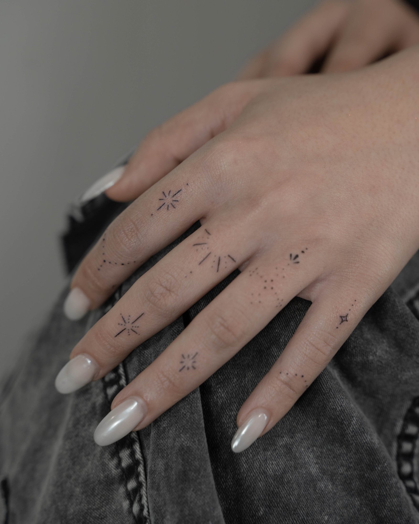 Tatuaje de estrella en mano, línea fina Sinkply Madrid