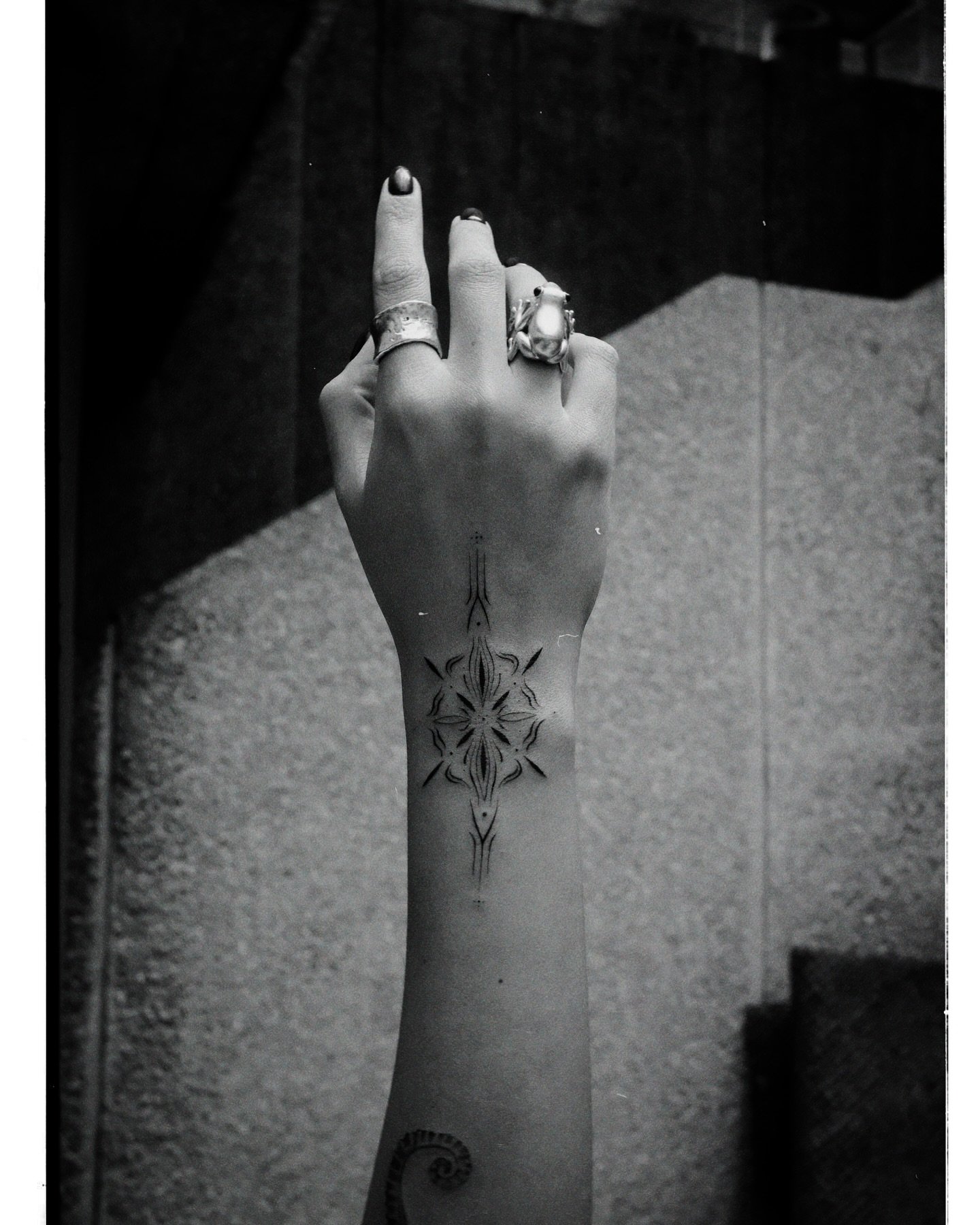 Tatuaje de estrella en mano, línea fina Sinkply Madrid