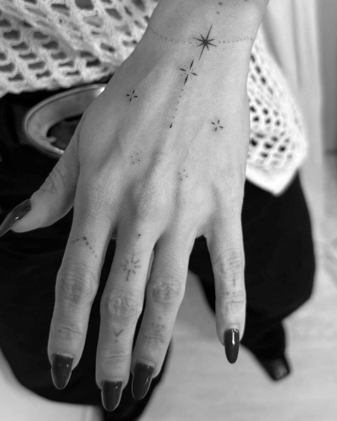 Tatuaje de estrella en mano, línea fina Sinkply Madrid