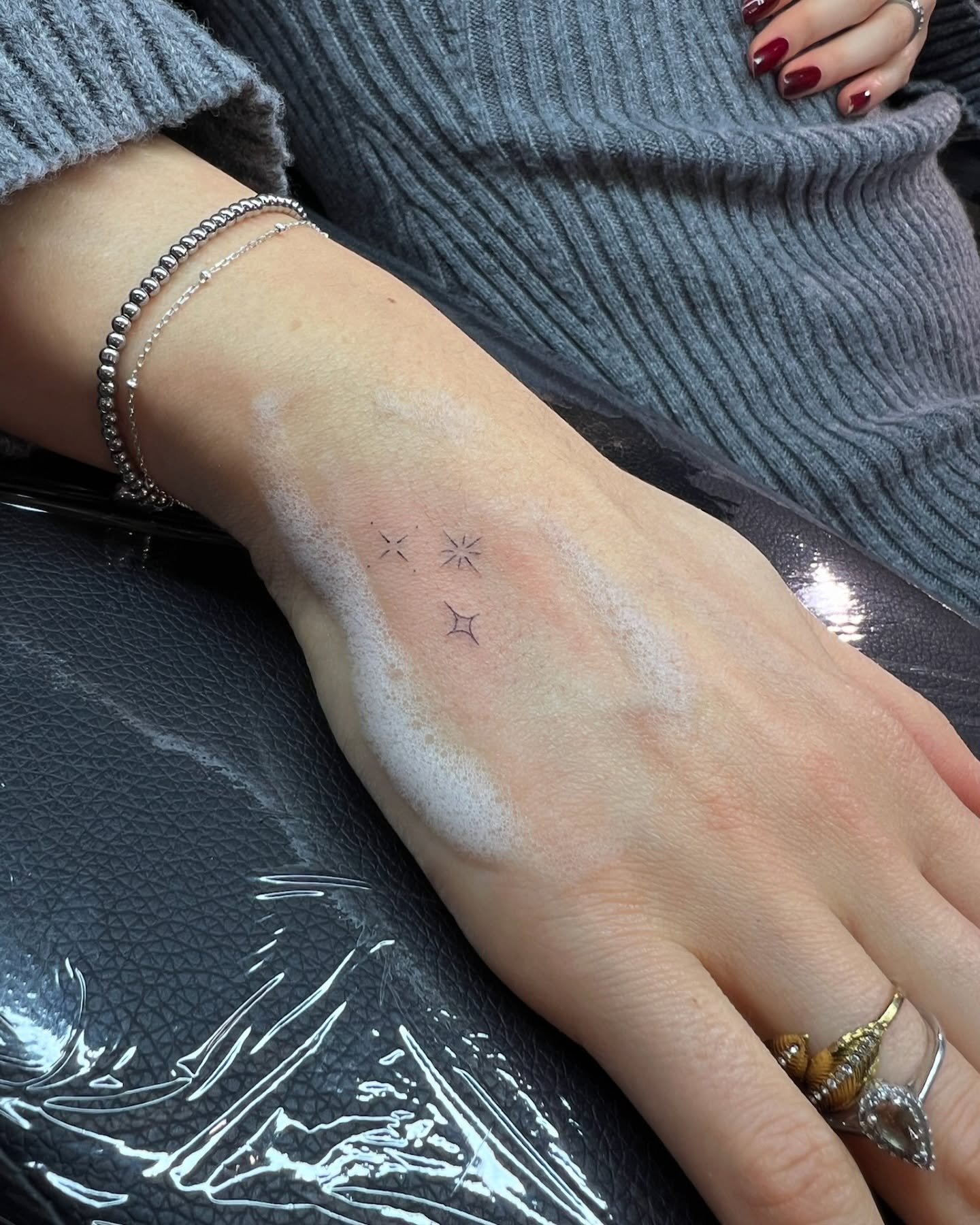 Tatuaje de estrella en mano, línea fina Sinkply Madrid