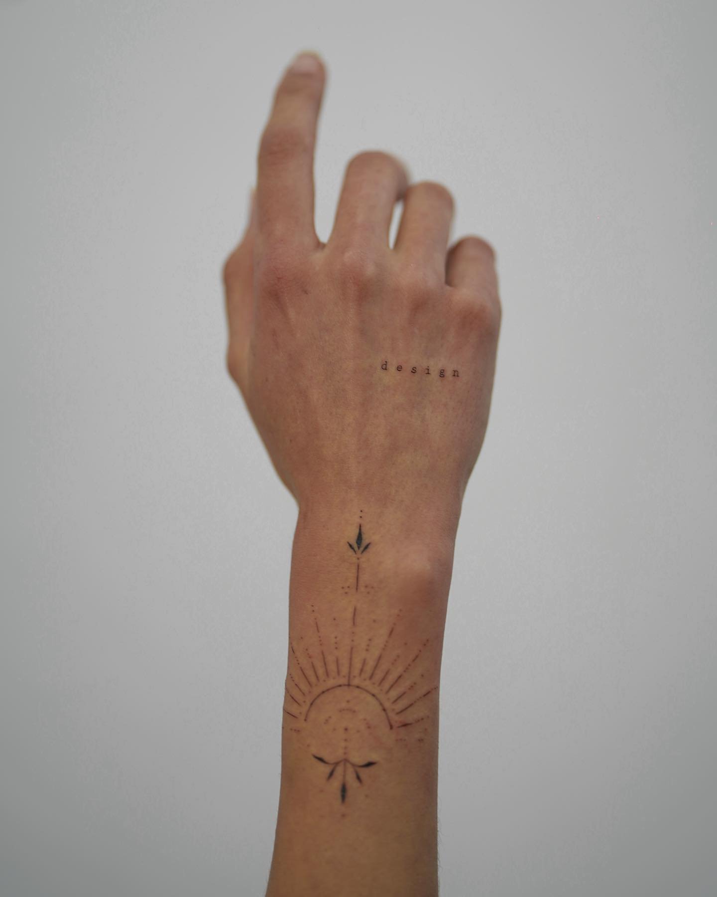 Tatuaje de estrella en mano, línea fina Sinkply Madrid
