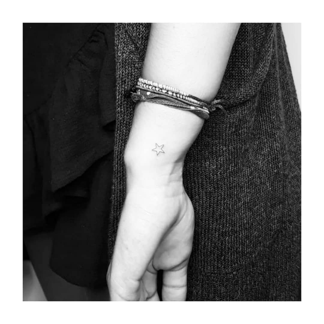 Tatuaje de estrella en muneca, línea fina Sinkply Madrid