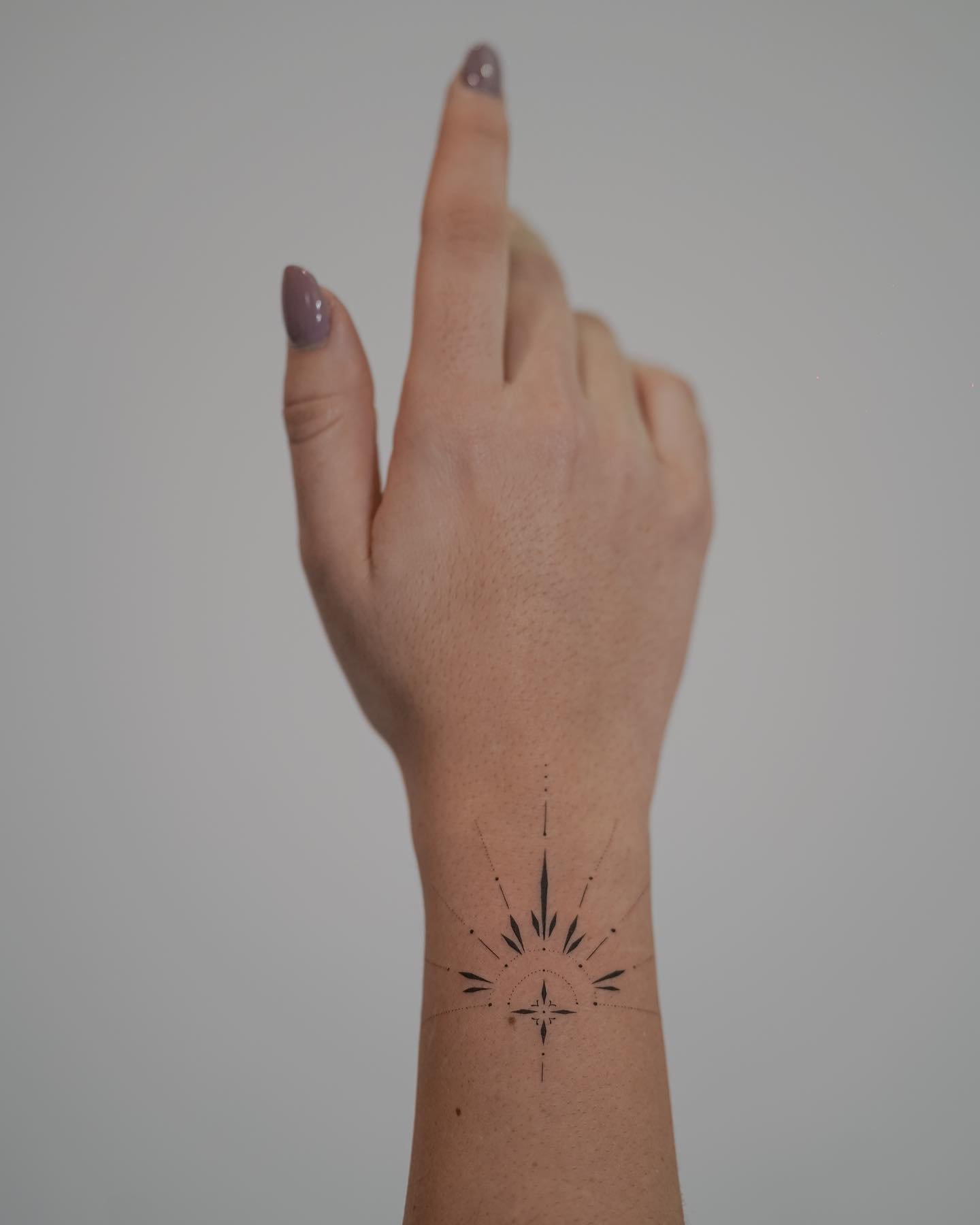 Tatuaje de estrella en muneca, línea fina Sinkply Madrid