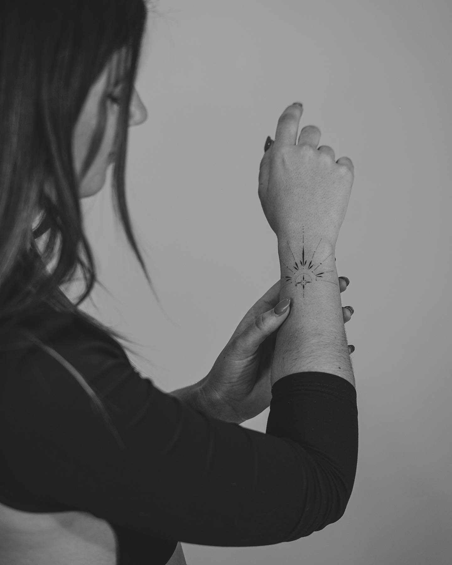 Tatuaje de estrella en muneca, línea fina Sinkply Madrid