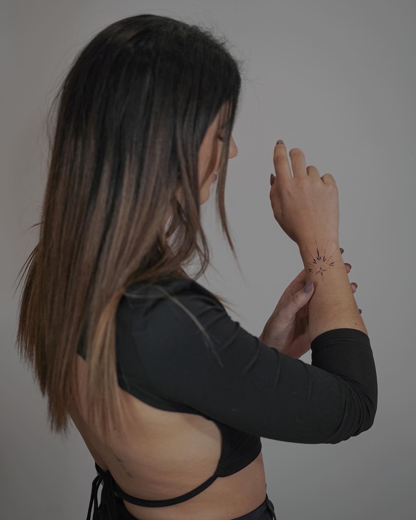 Tatuaje de estrella en muneca, línea fina Sinkply Madrid